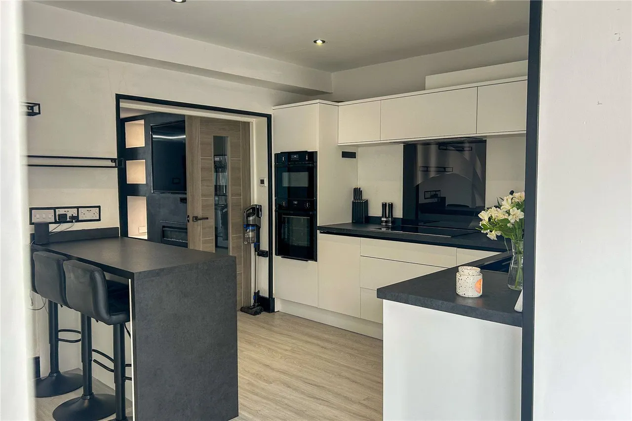 Kirby Avenue, Chadderton, OL9, photo 2