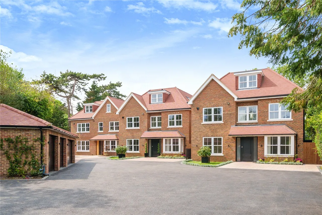 6 bed house for sale — Knightsbridge Close, Barnet Road, Arkley, Hertfordshire, EN5 3DE