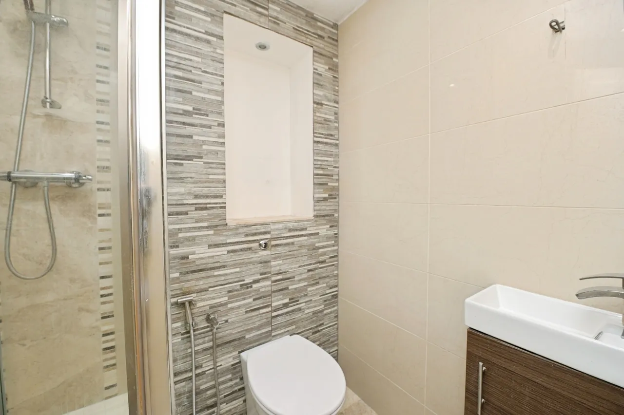 Collier Row Lane, Romford, RM5, photo 15