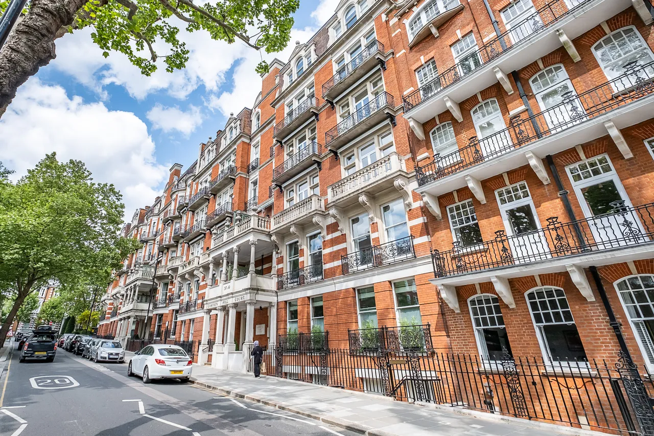 3 bed flat for sale — Campden Hill Court, Campden Hill Road...