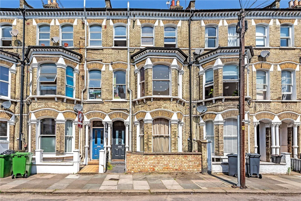 2 bed flat for sale — Tregothnan Road, Clapham, London, SW9