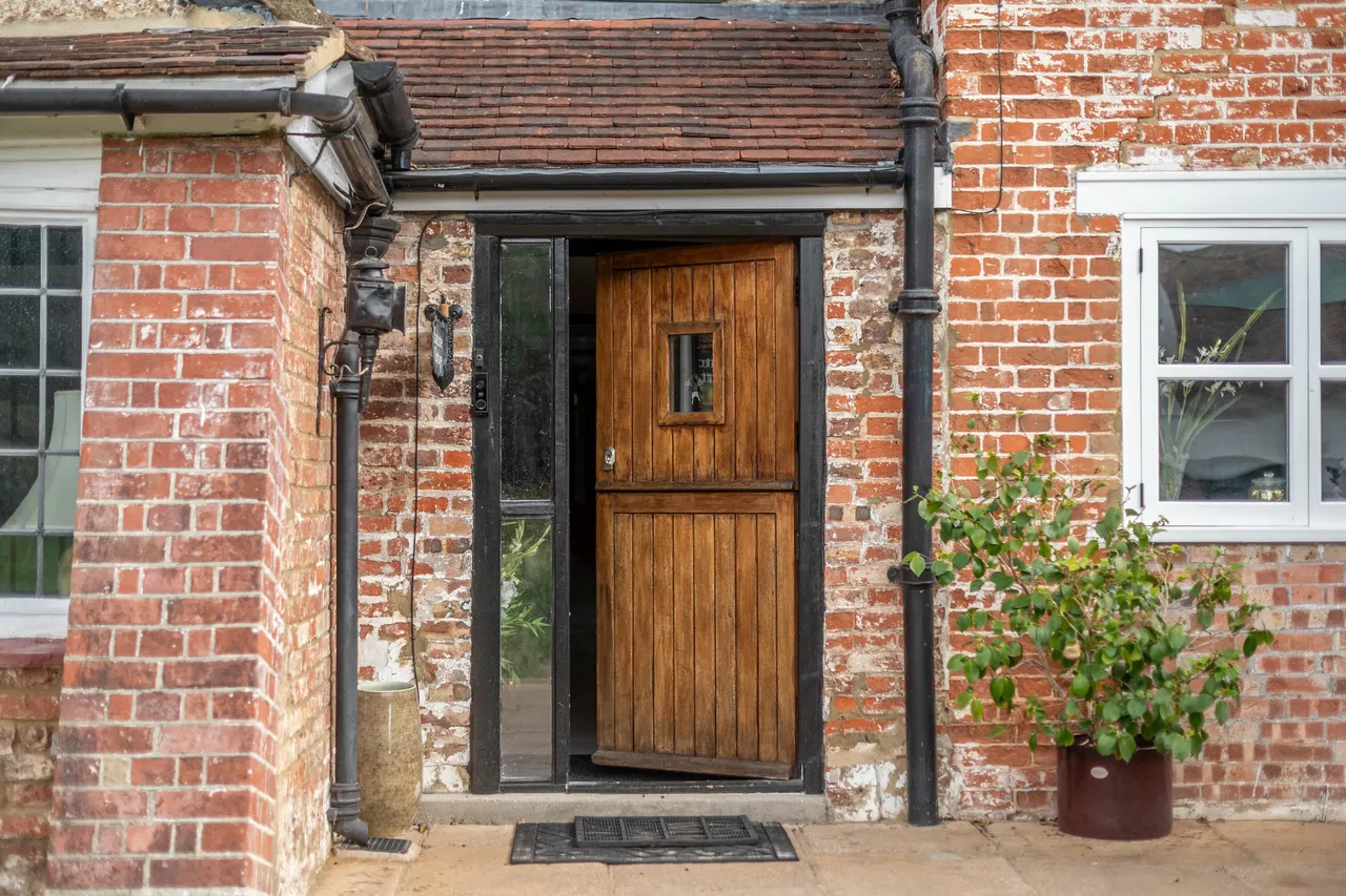 2 Field End Road, Pinner, photo 3