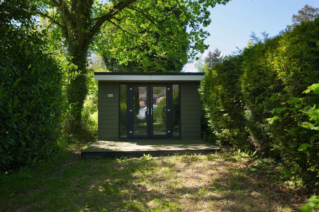 Leechpond Hill, Horsham, West Sussex RH13 6NR, photo 4
