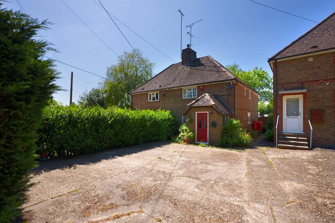 3 bed house for sale — Leechpond Hill, Horsham, West Sussex RH13 6NR