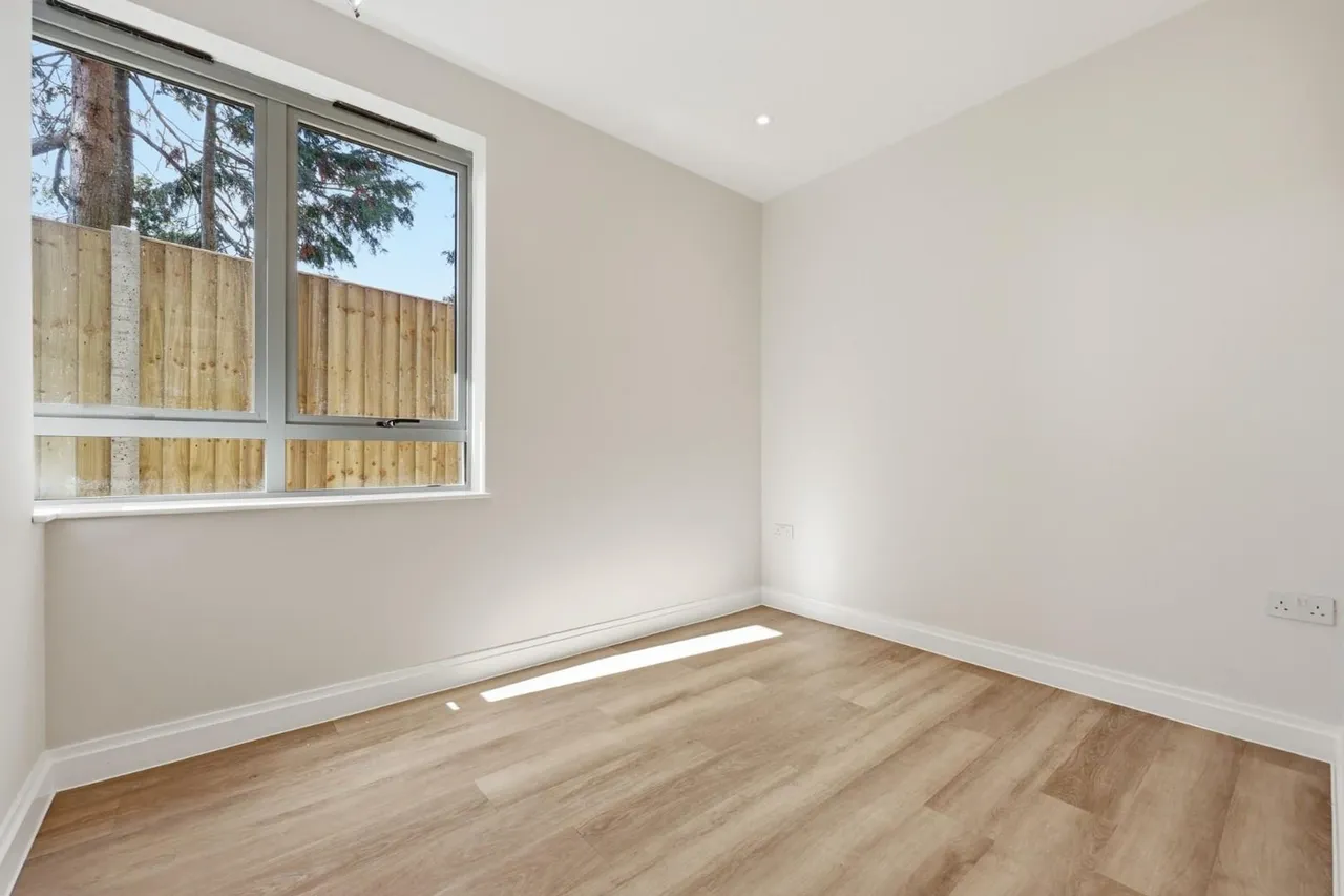 High Road, Chigwell, IG7, photo 9