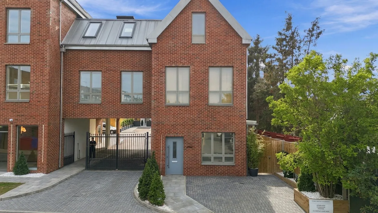 2 bed flat for sale, High Road, Chigwell, IG7