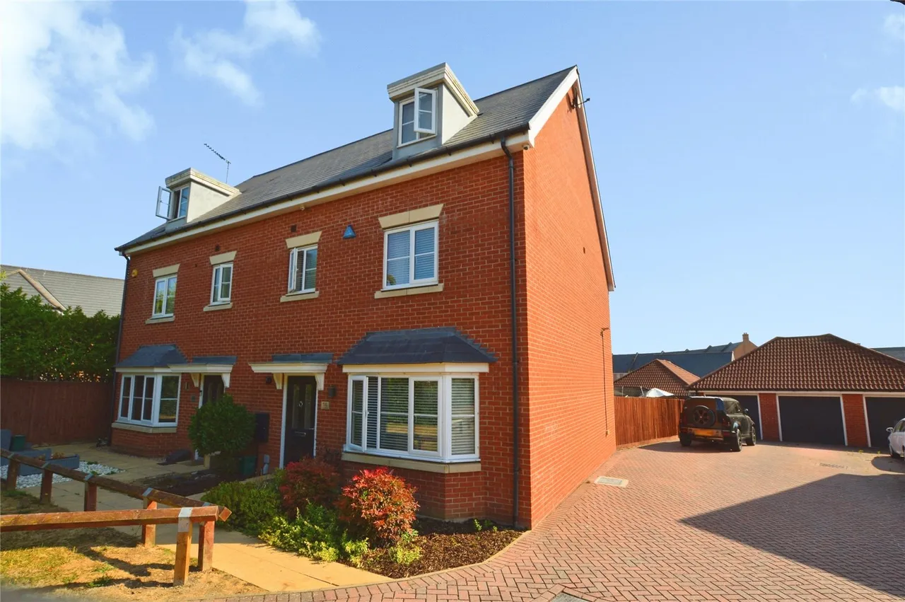 4 bed house for sale — Dulwich Avenue, Basildon, Essex, SS15