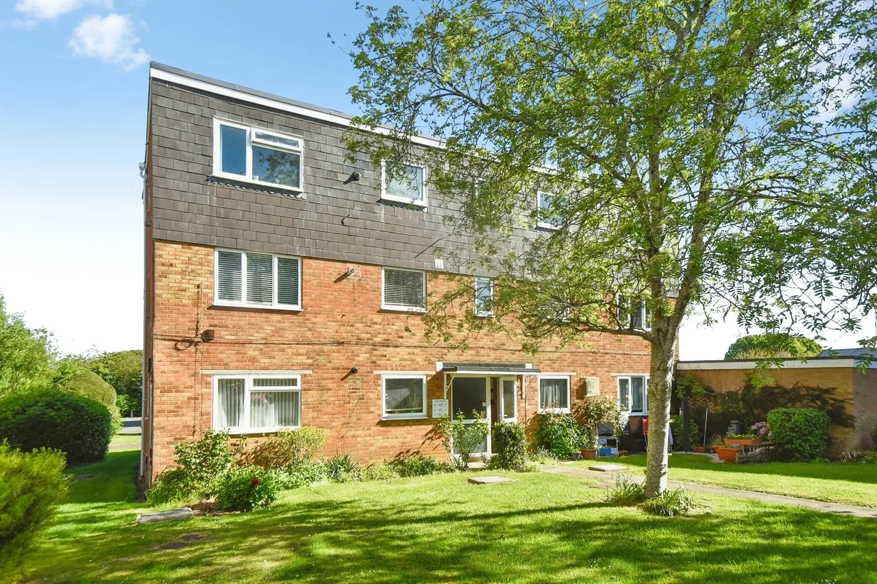 2 bed flat for sale — Helmsdale, Swindon
