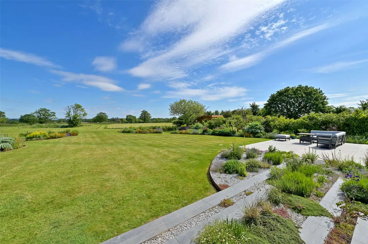 Oakley Green Road, Oakley Green, Windsor, Berkshire, SL4 4QF, photo 2