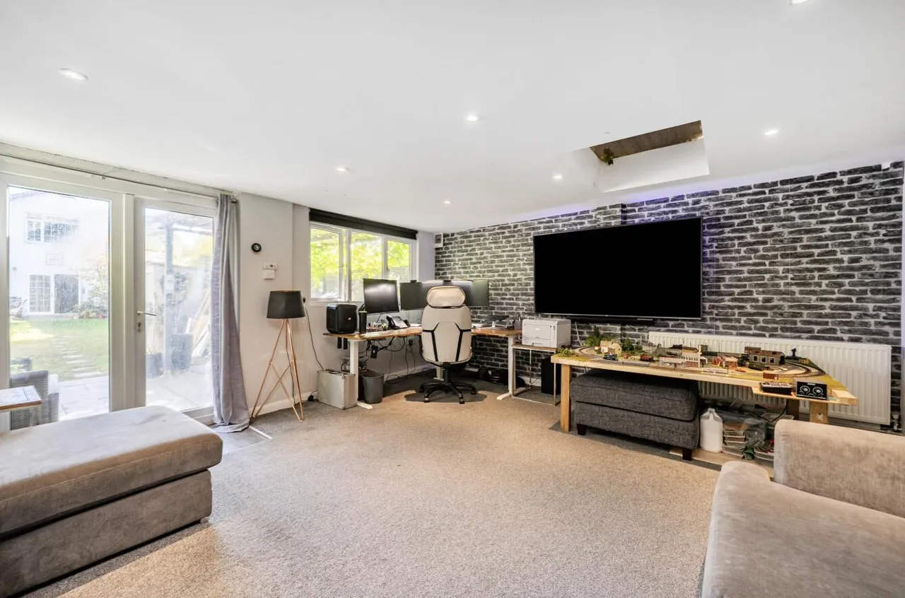 Barossa Road, Camberley, photo 11