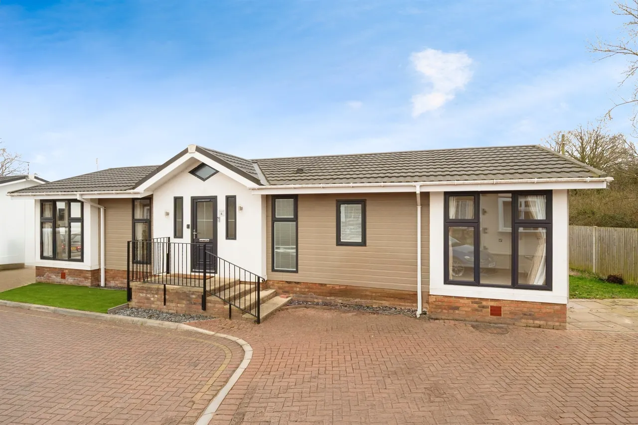 2 bed park home for sale, Queen Street, Paddock Wood, TN12
