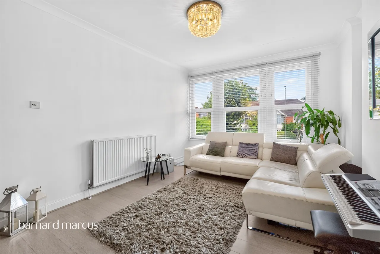 High Road, London, N20, photo 3