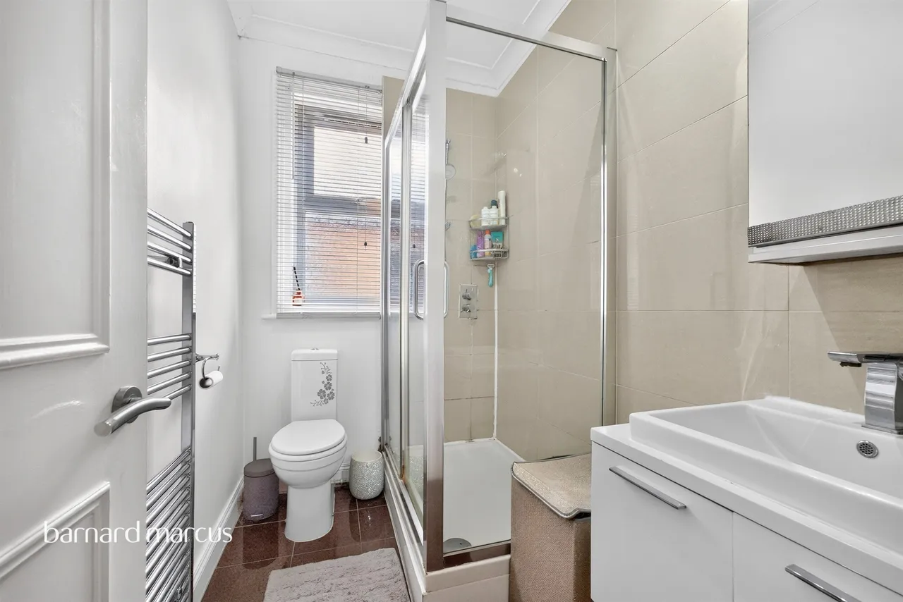 High Road, London, N20, photo 10
