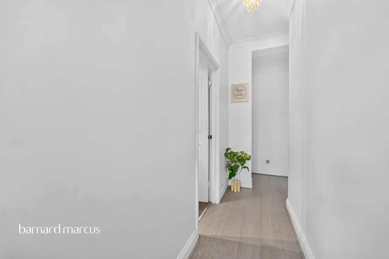 High Road, London, N20, photo 17