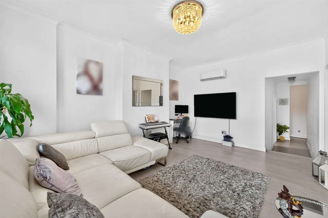 High Road, London, N20, photo 16