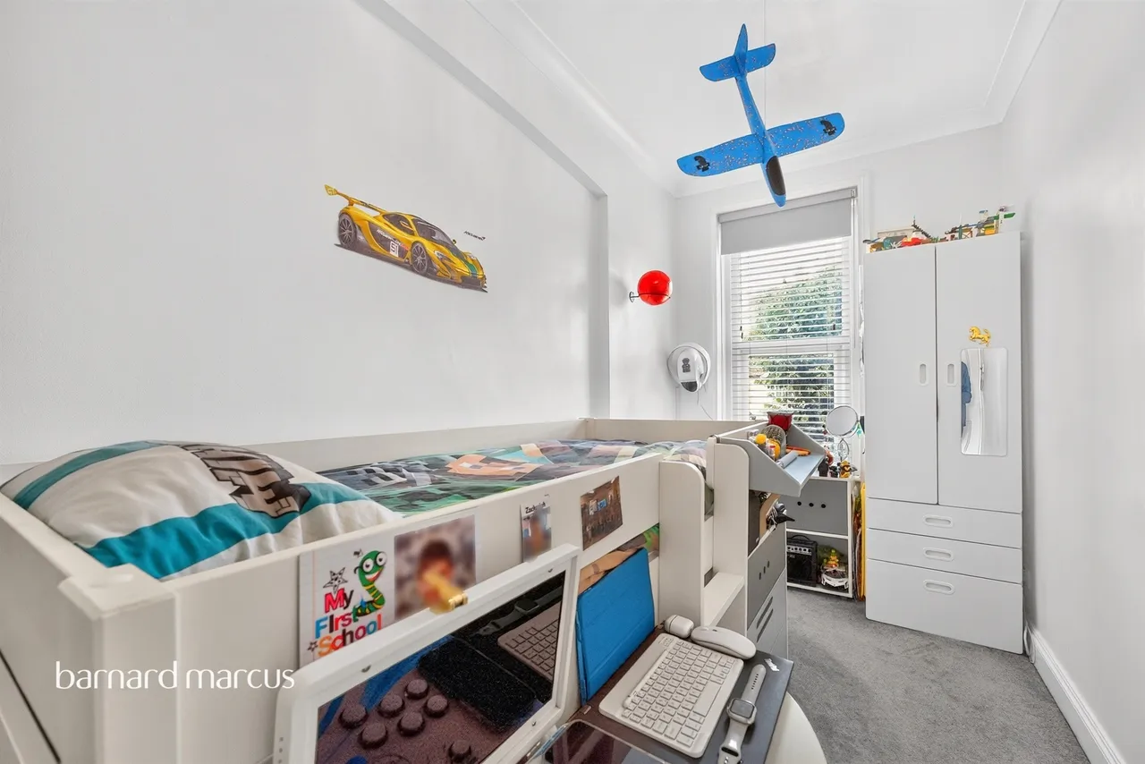 High Road, London, N20, photo 11