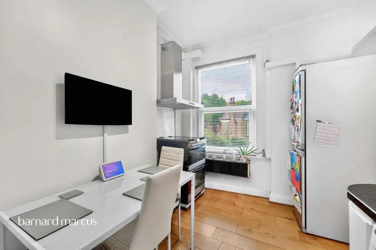 High Road, London, N20, photo 6