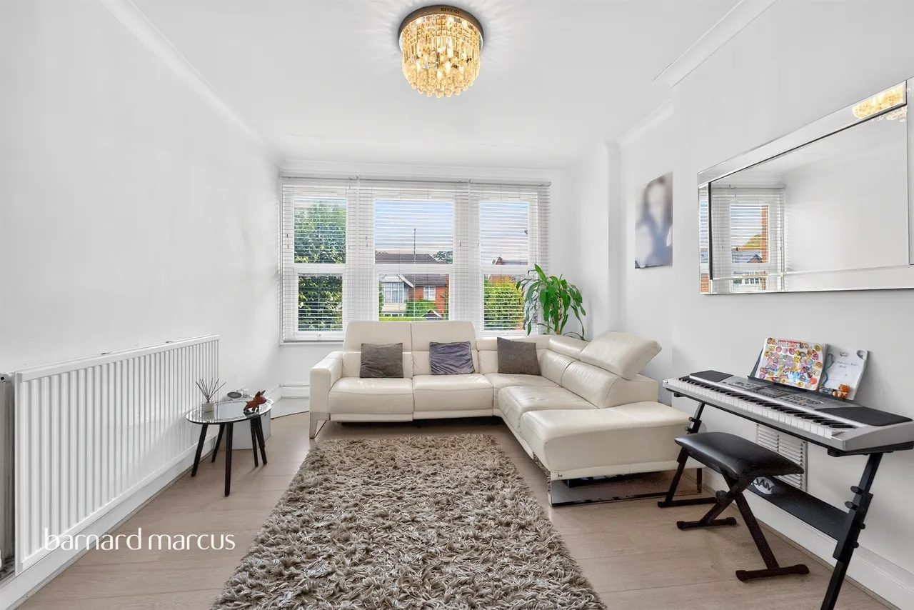 High Road, London, N20, photo 13