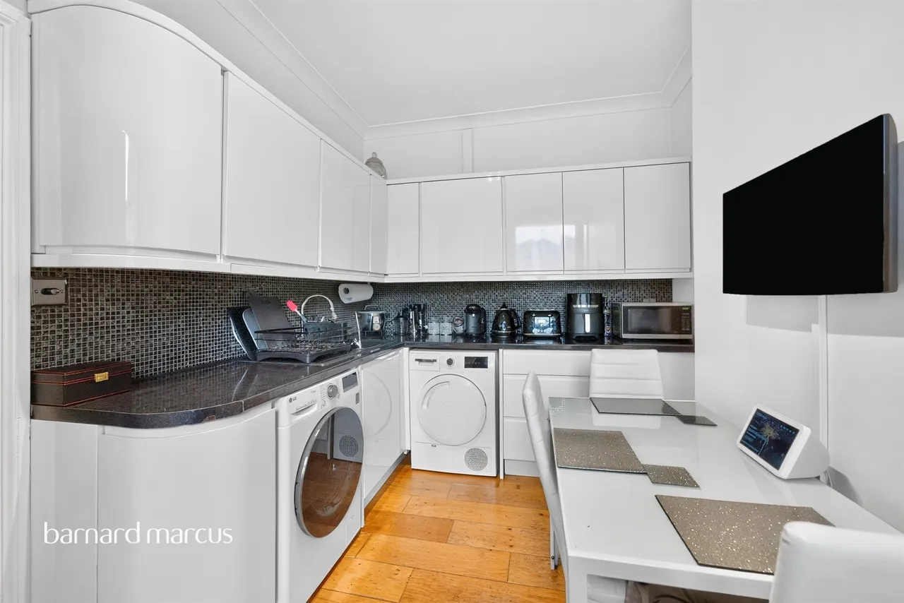 High Road, London, N20, photo 2