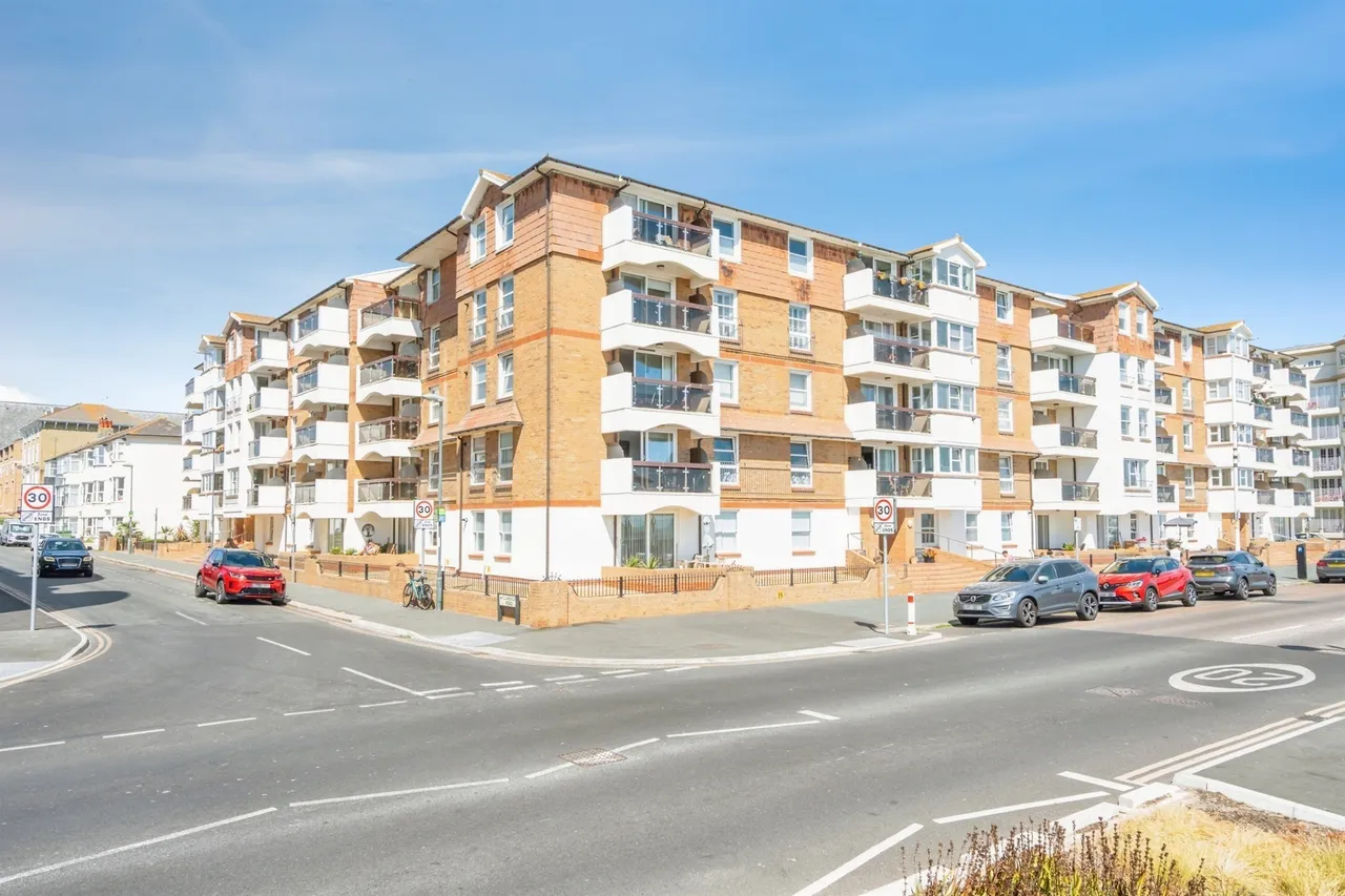 2 bed flat for sale — The Esplanade, Bognor Regis