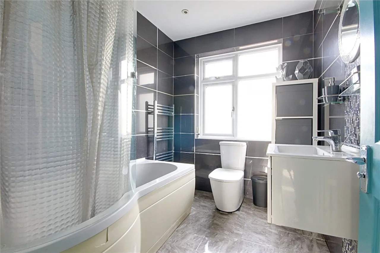 Holmwood Road, Enfield, photo 13