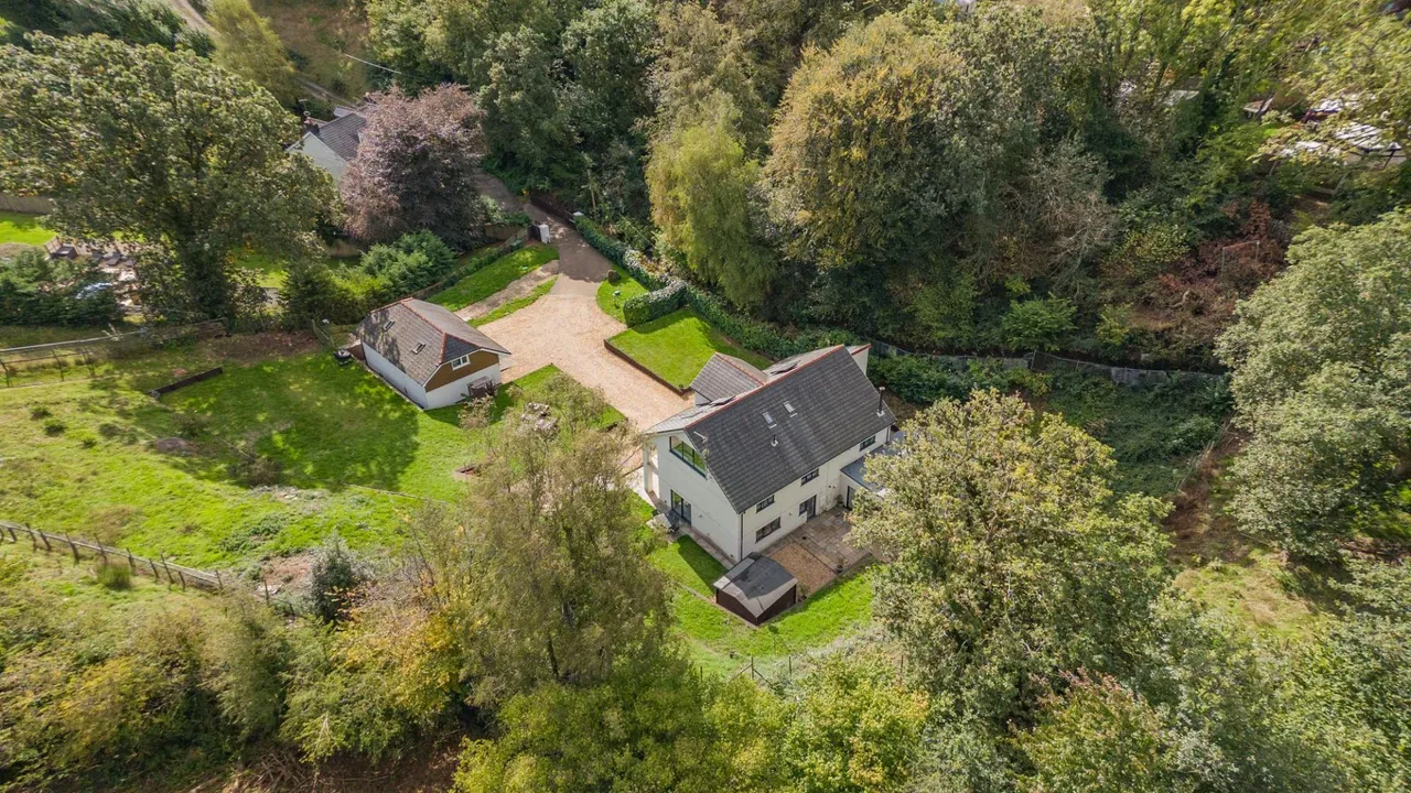 Cwm-Yr-Allt Lane, Cwm-Yr-Allt, CF82, photo 4