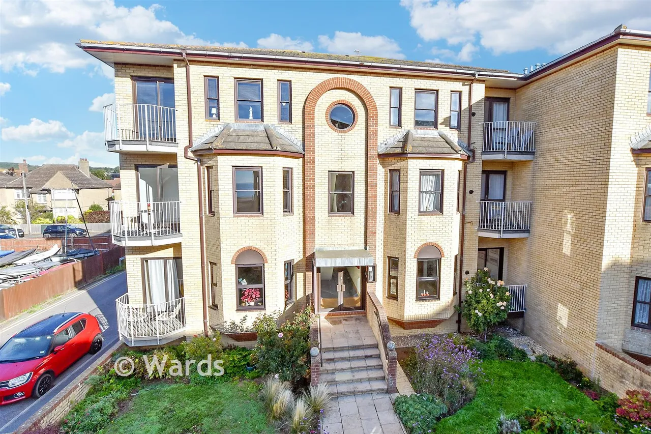 2 bed flat for sale, South Road, Hythe, CT21