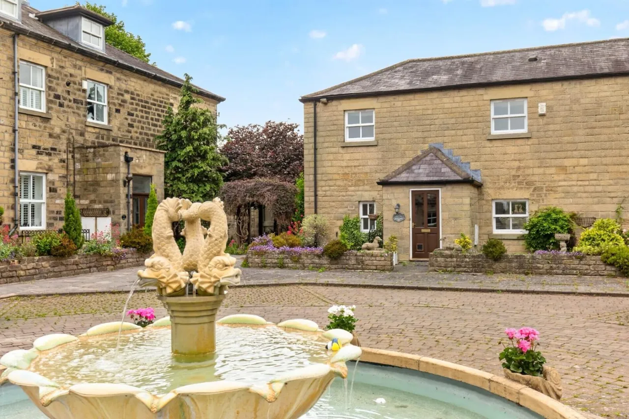 Harrogate Road, Harewood, Leeds, photo 12