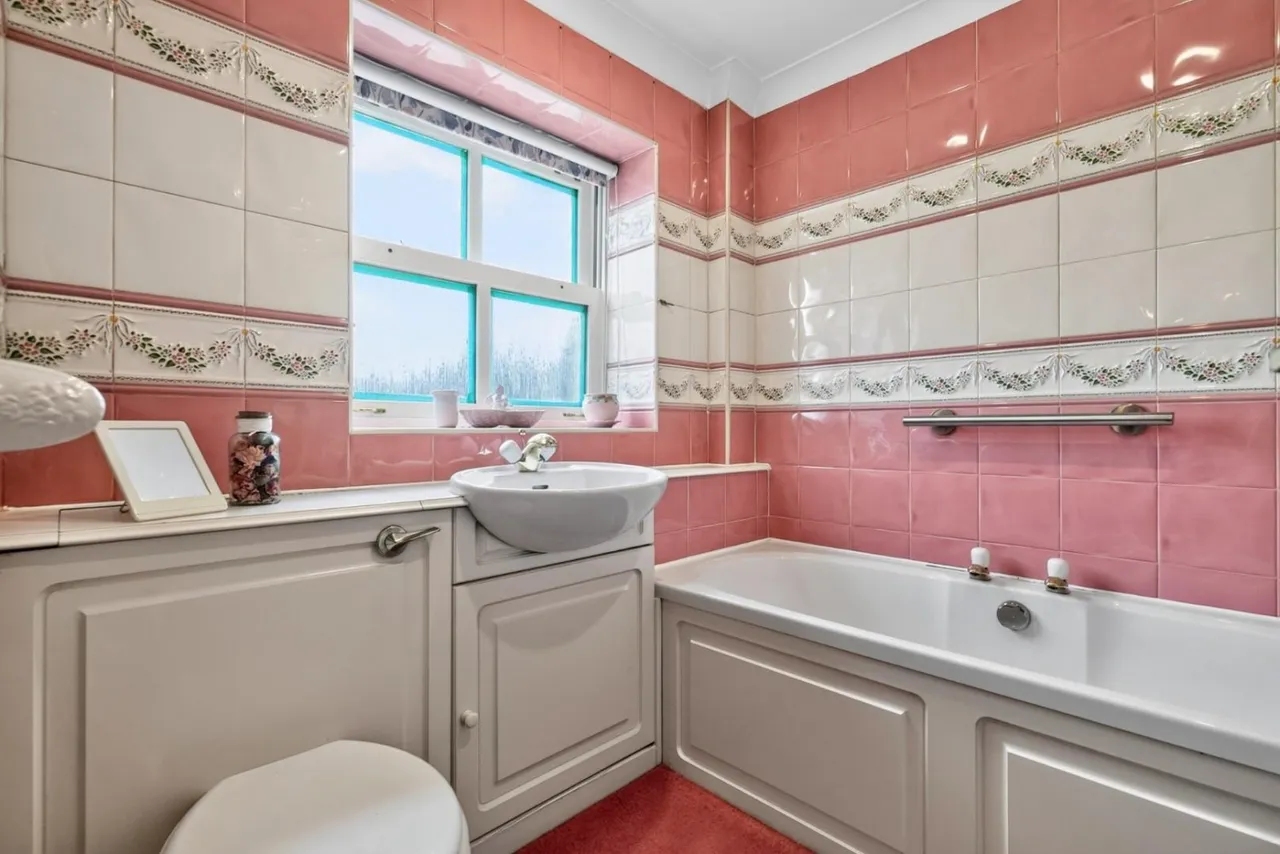 Harrogate Road, Harewood, Leeds, photo 9