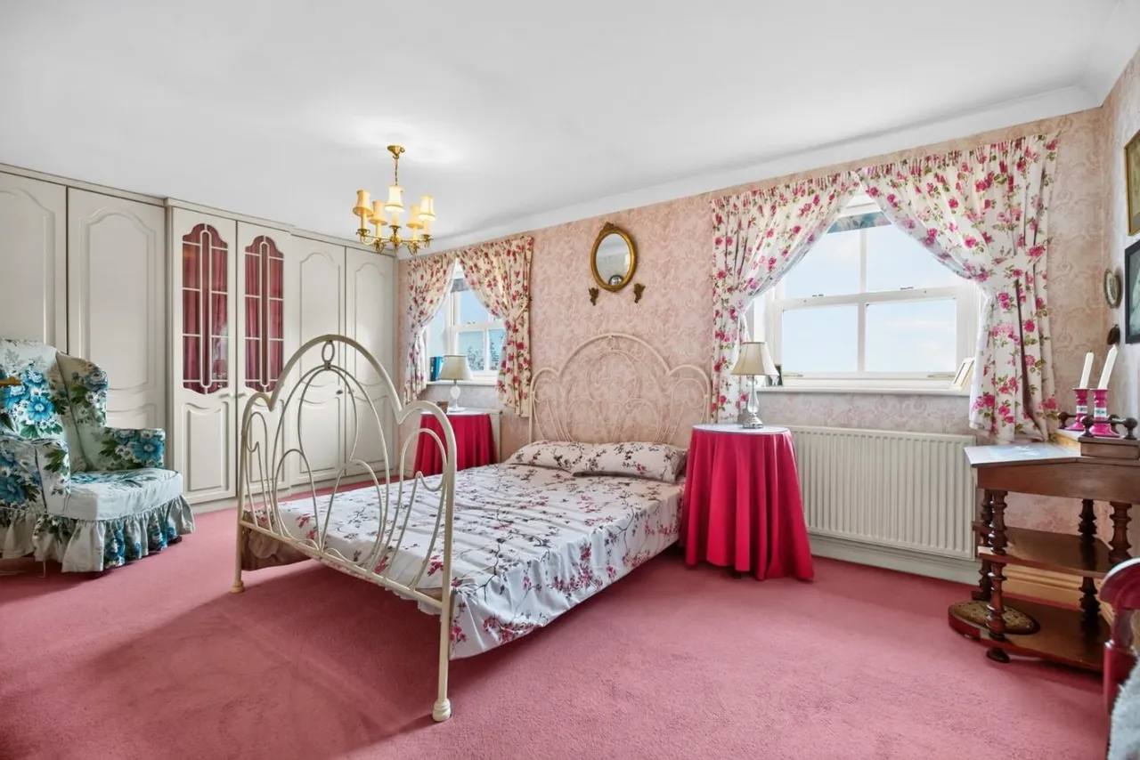 Harrogate Road, Harewood, Leeds, photo 8