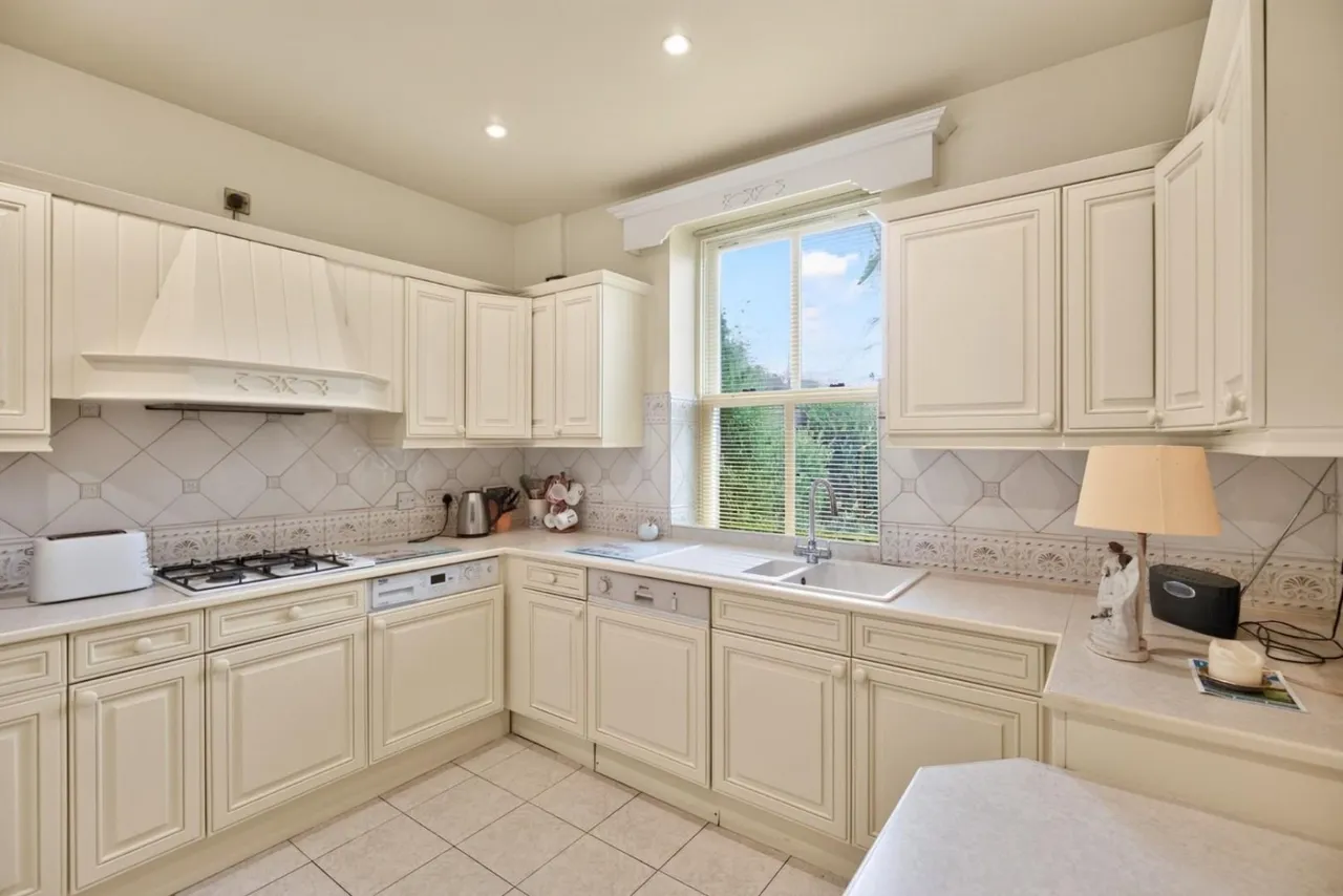 Harrogate Road, Harewood, Leeds, photo 5