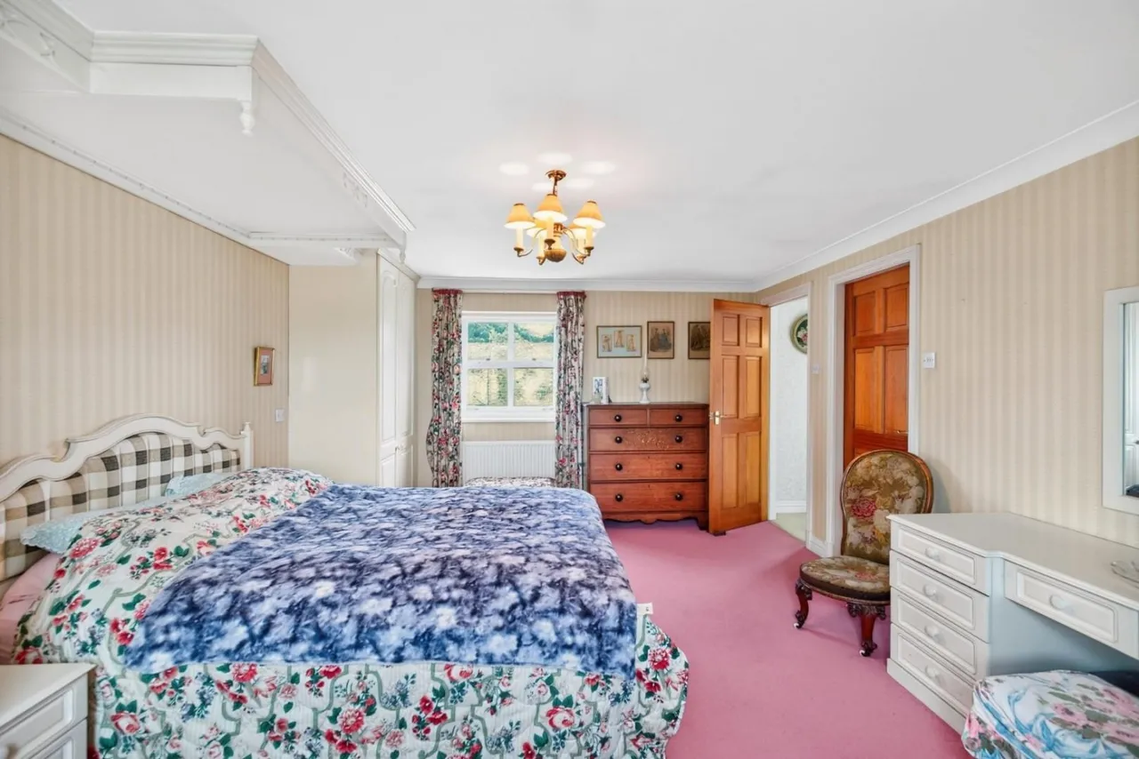 Harrogate Road, Harewood, Leeds, photo 10