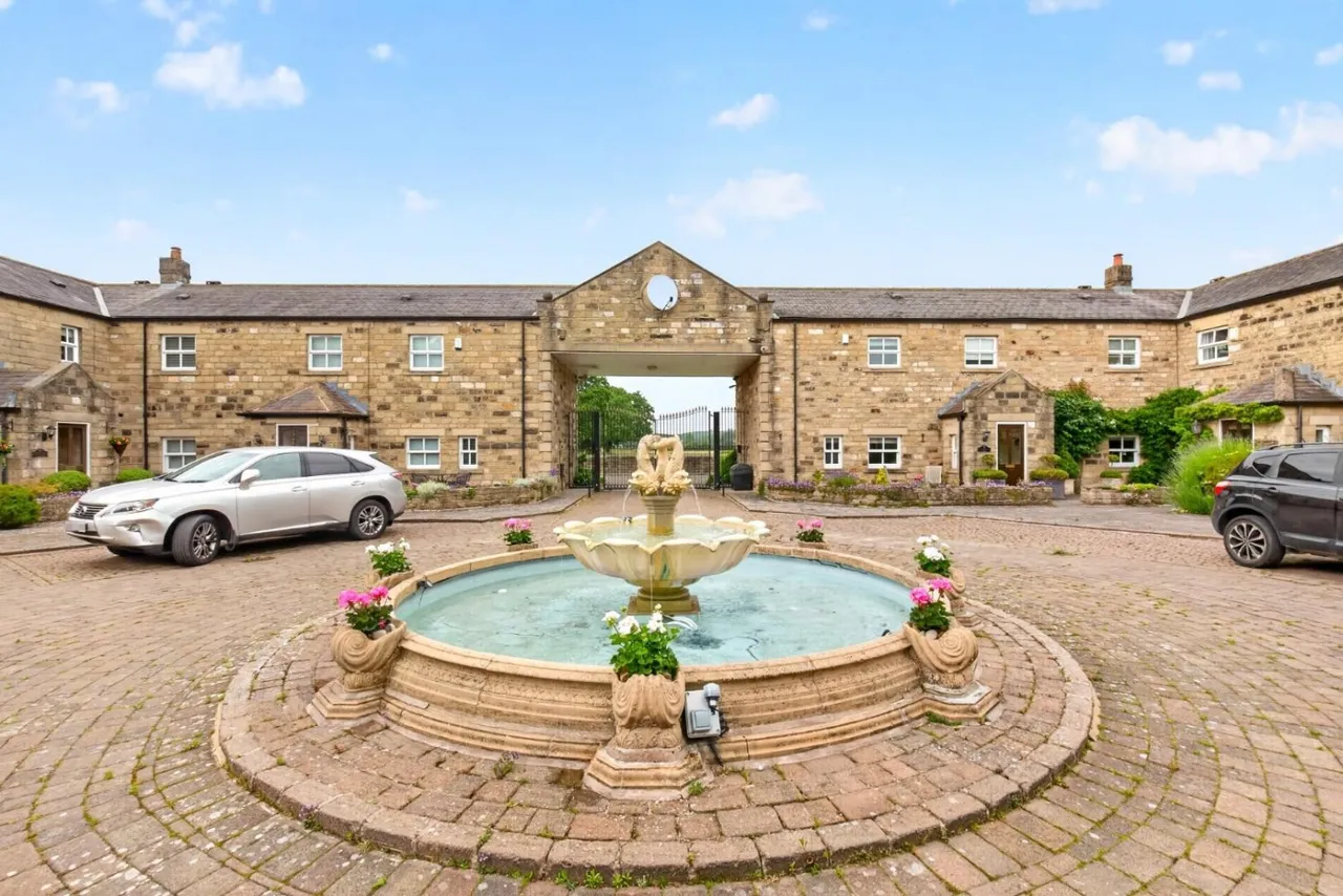 Harrogate Road, Harewood, Leeds, photo 4