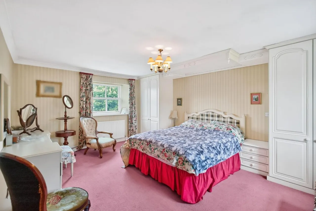 Harrogate Road, Harewood, Leeds, photo 7
