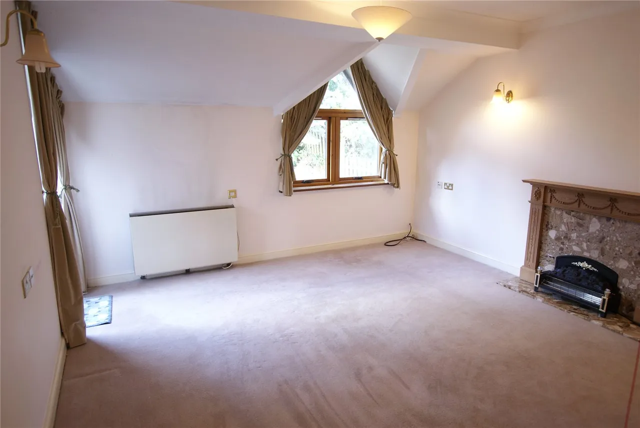 Hartford Court, Hartley Wintney, Hook, Hampshire, RG27 8PQ, photo 3