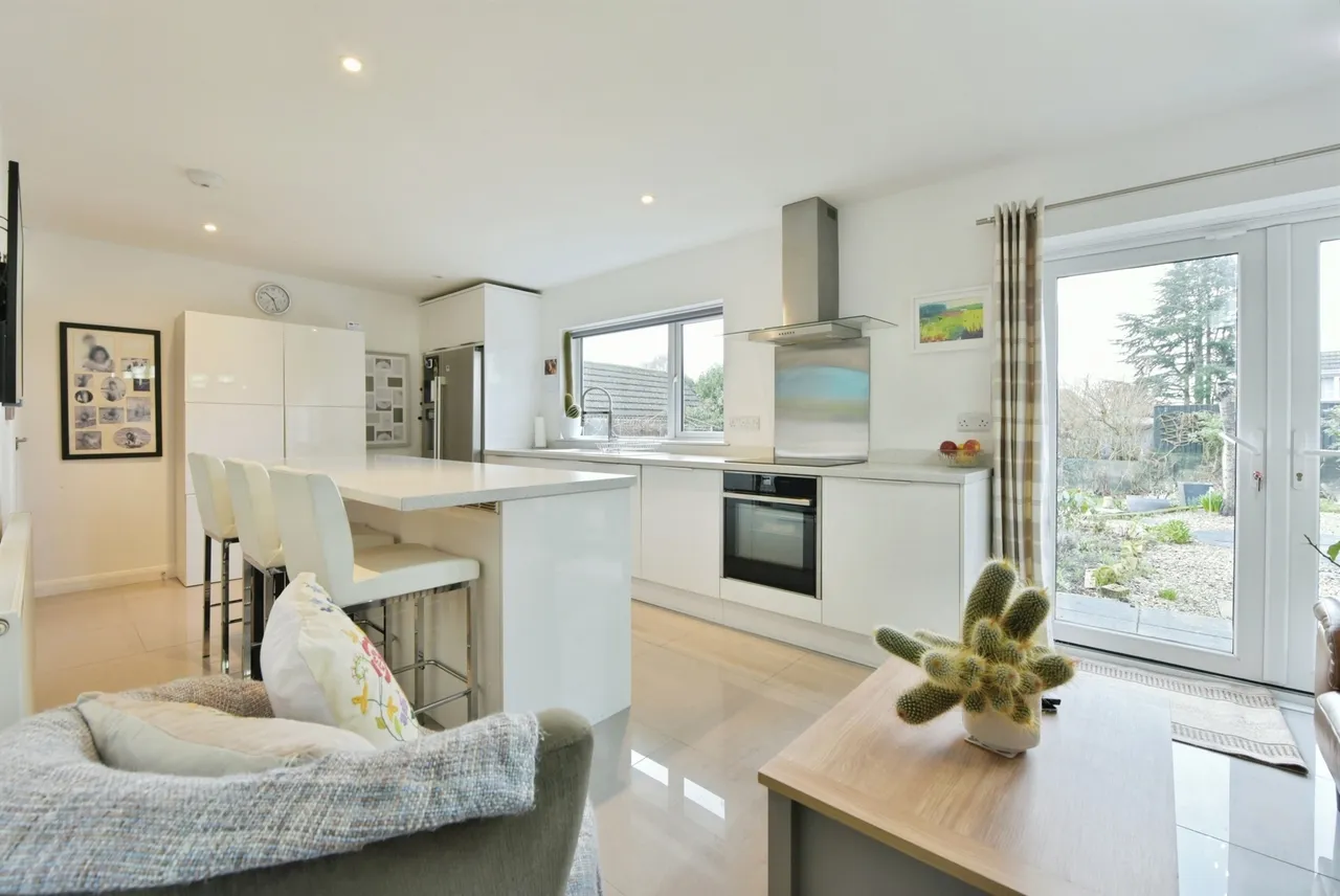 4 bed house for sale — Woodside Close, Chesterfield