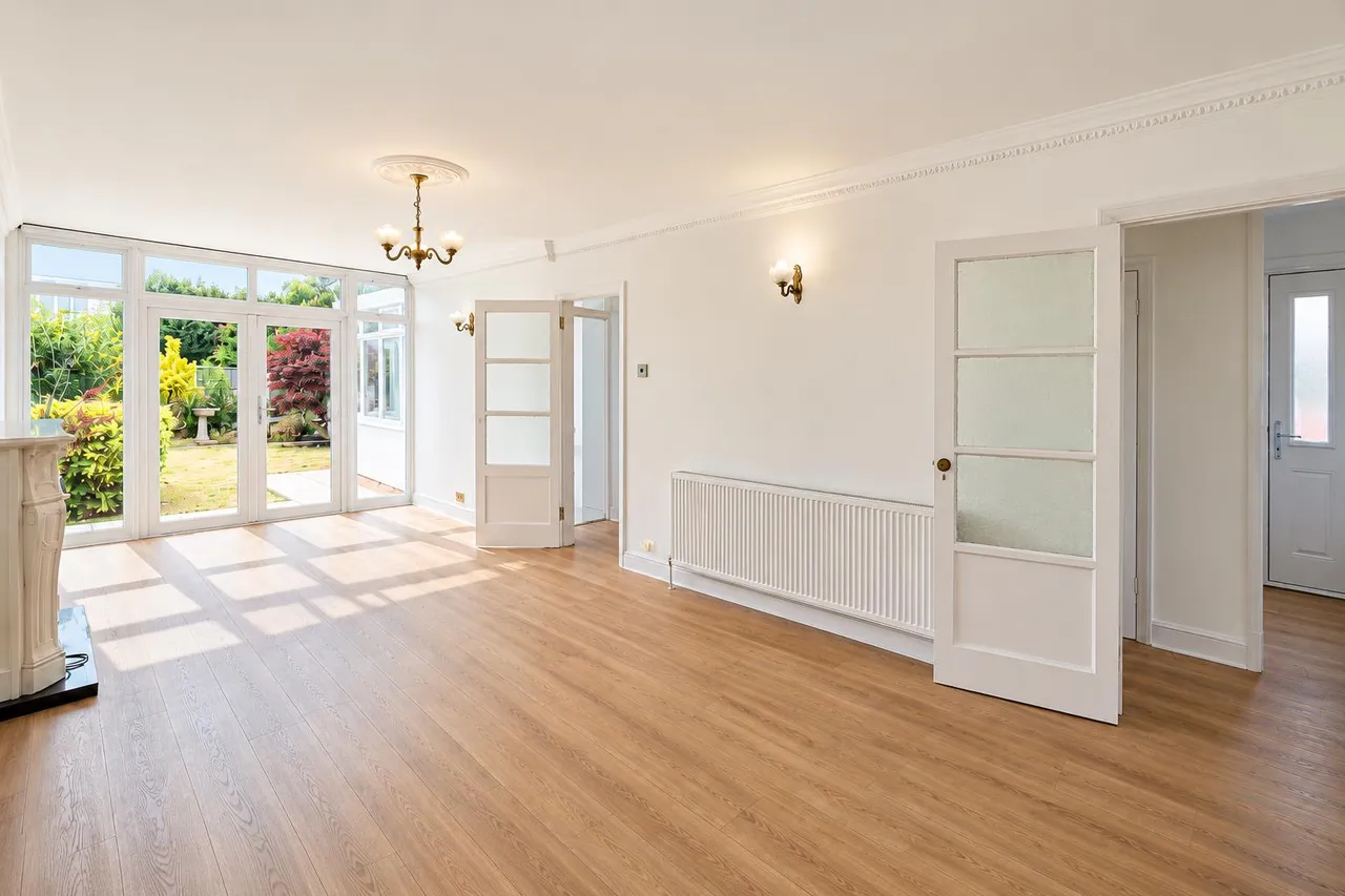 Woodlawn Crescent, Twickenham, photo 2