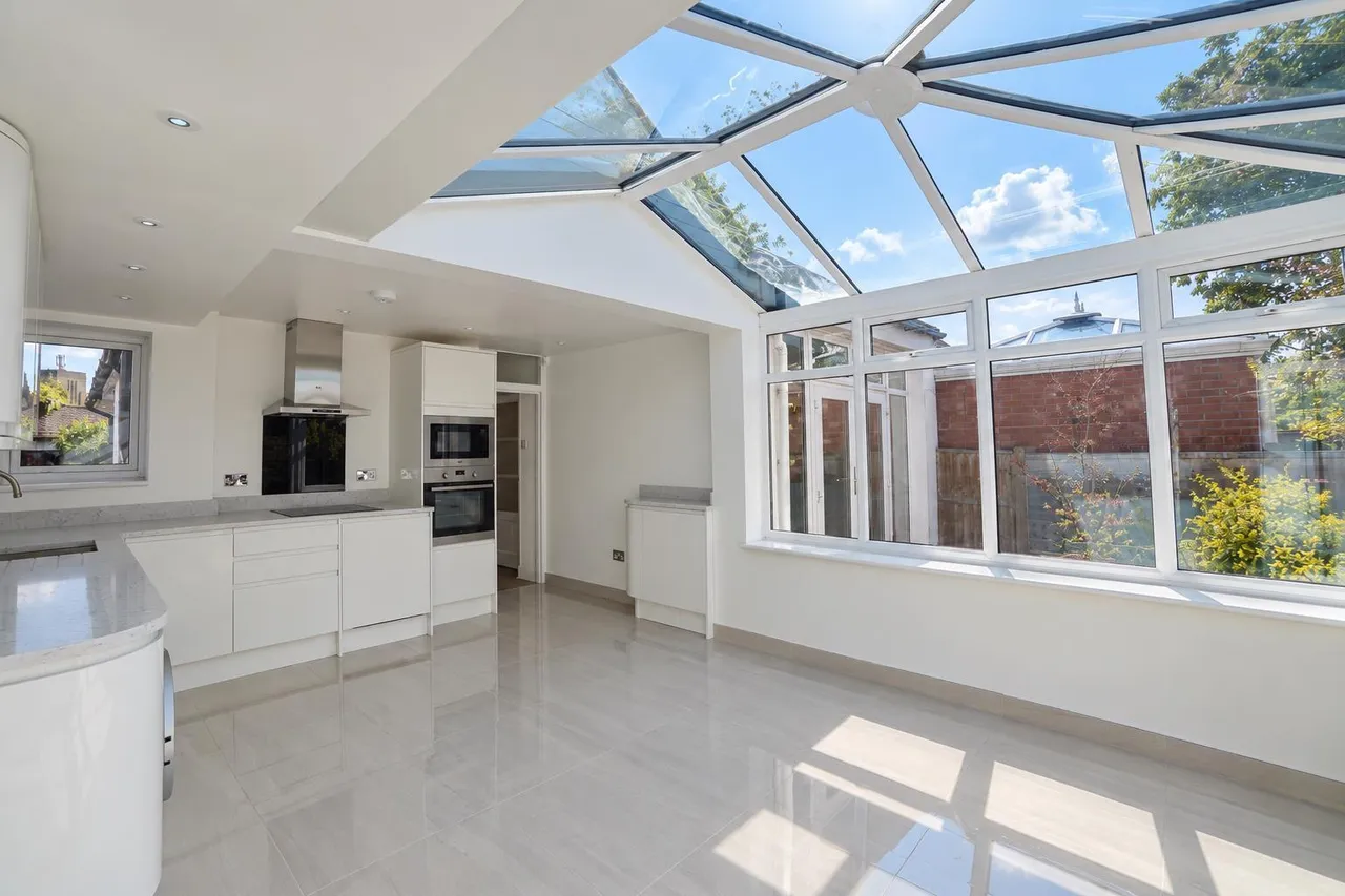 Woodlawn Crescent, Twickenham, photo 4