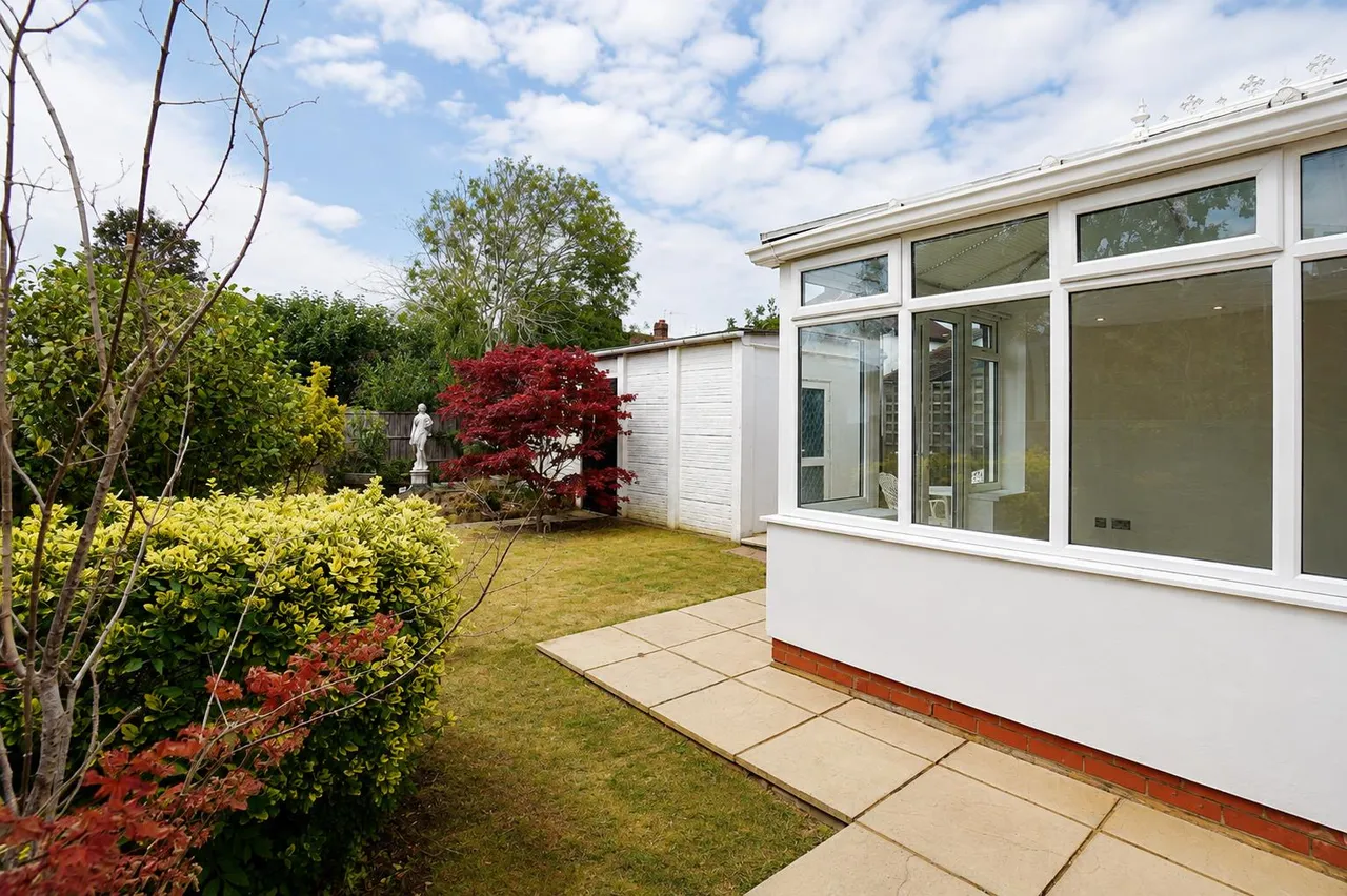 Woodlawn Crescent, Twickenham, photo 11