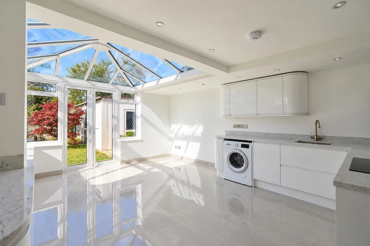 Woodlawn Crescent, Twickenham, photo 5