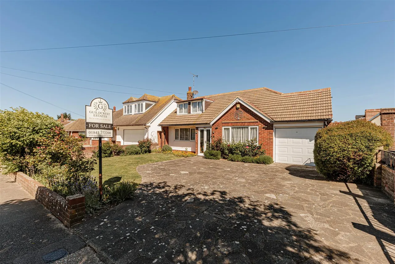 4 bed house for sale — Lonsdale Avenue, Margate, Kent, CT9 3BY