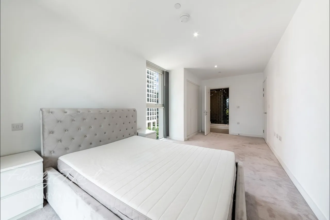 Royal Crest Avenue, London, E16, photo 7