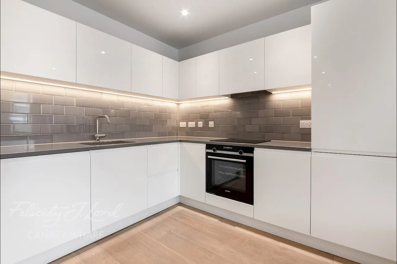 Royal Crest Avenue, London, E16, photo 5