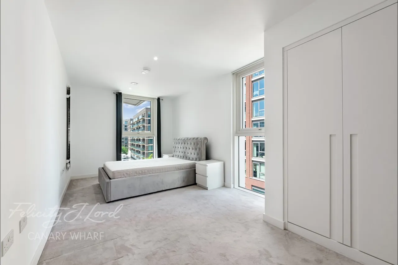 Royal Crest Avenue, London, E16, photo 6