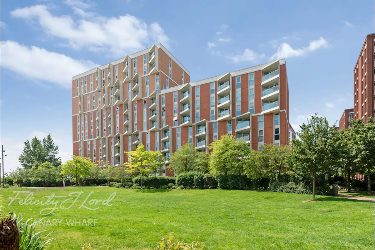 Royal Crest Avenue, London, E16, photo 14