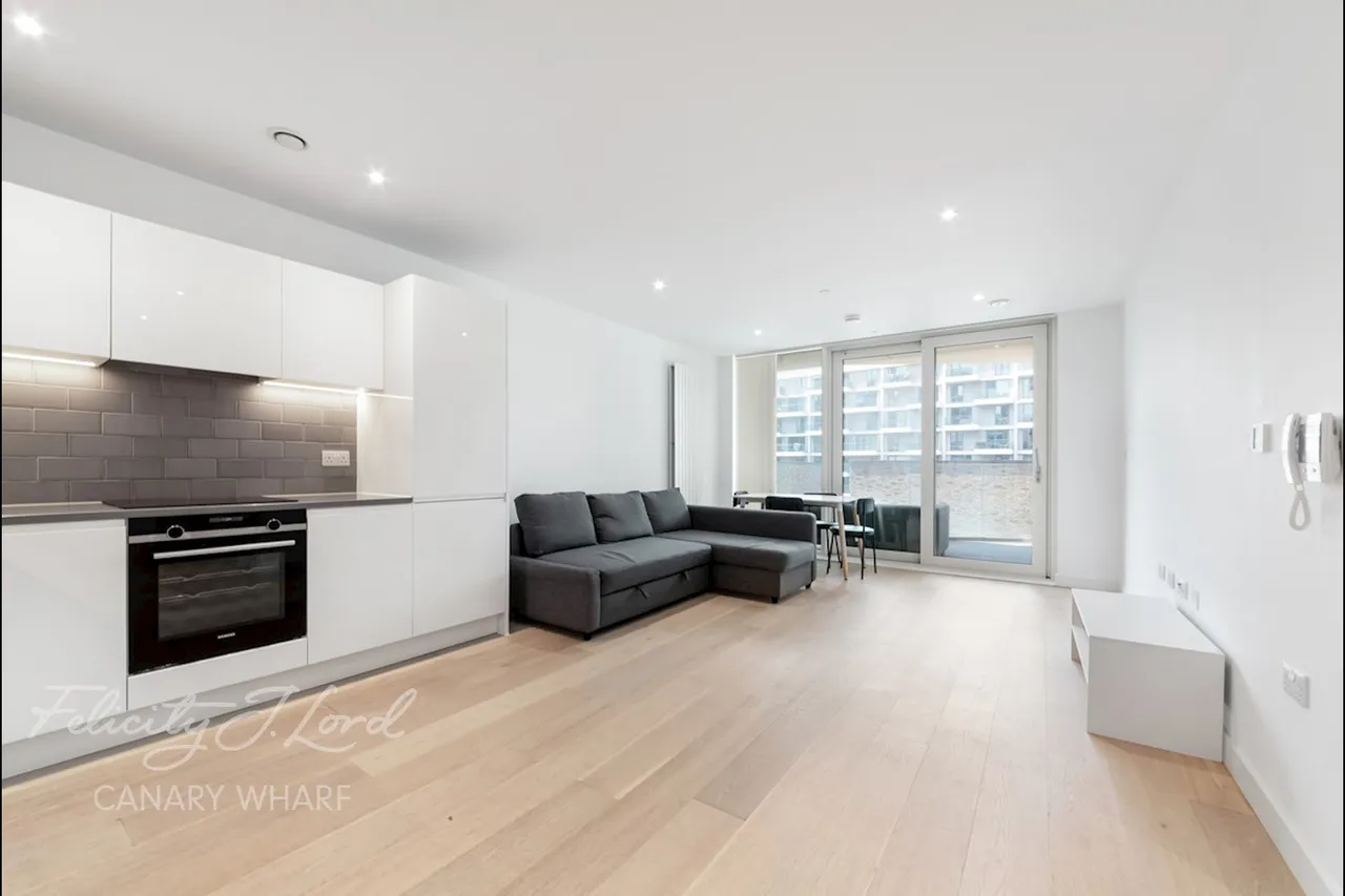 Royal Crest Avenue, London, E16, photo 13