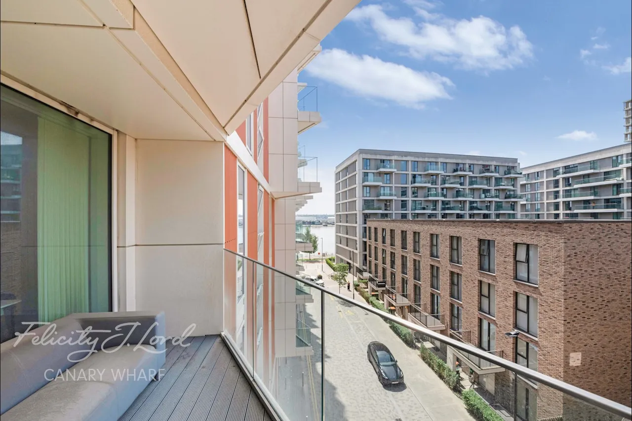 Royal Crest Avenue, London, E16, photo 3