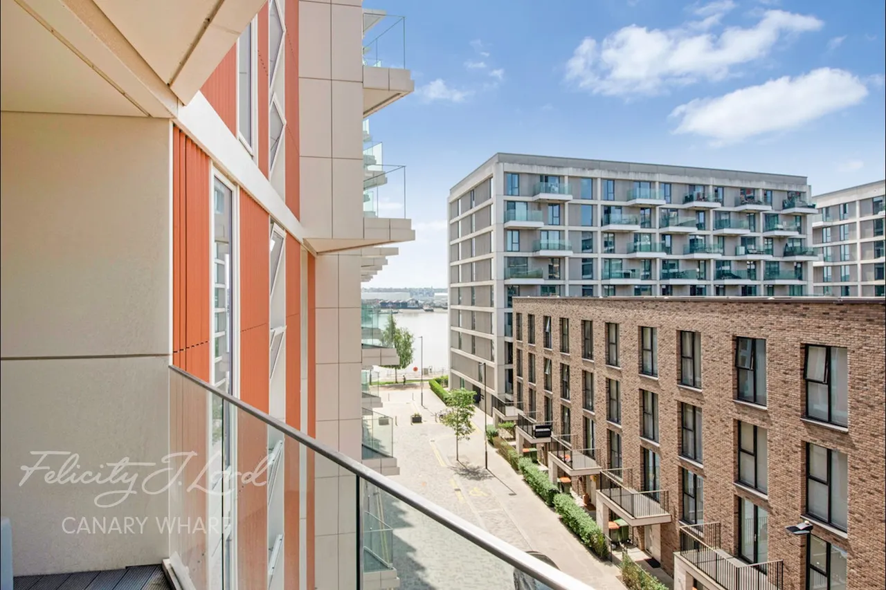 Royal Crest Avenue, London, E16, photo 12