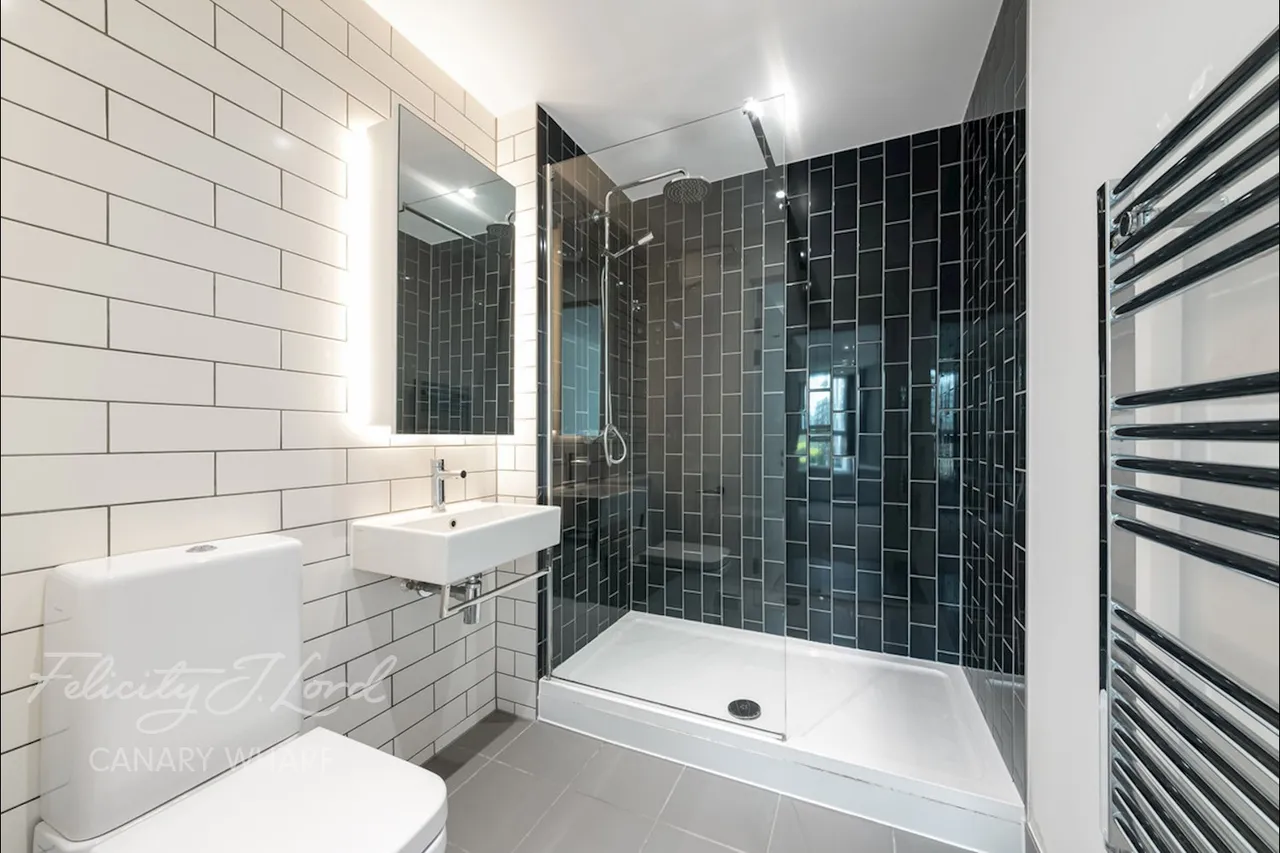 Royal Crest Avenue, London, E16, photo 11