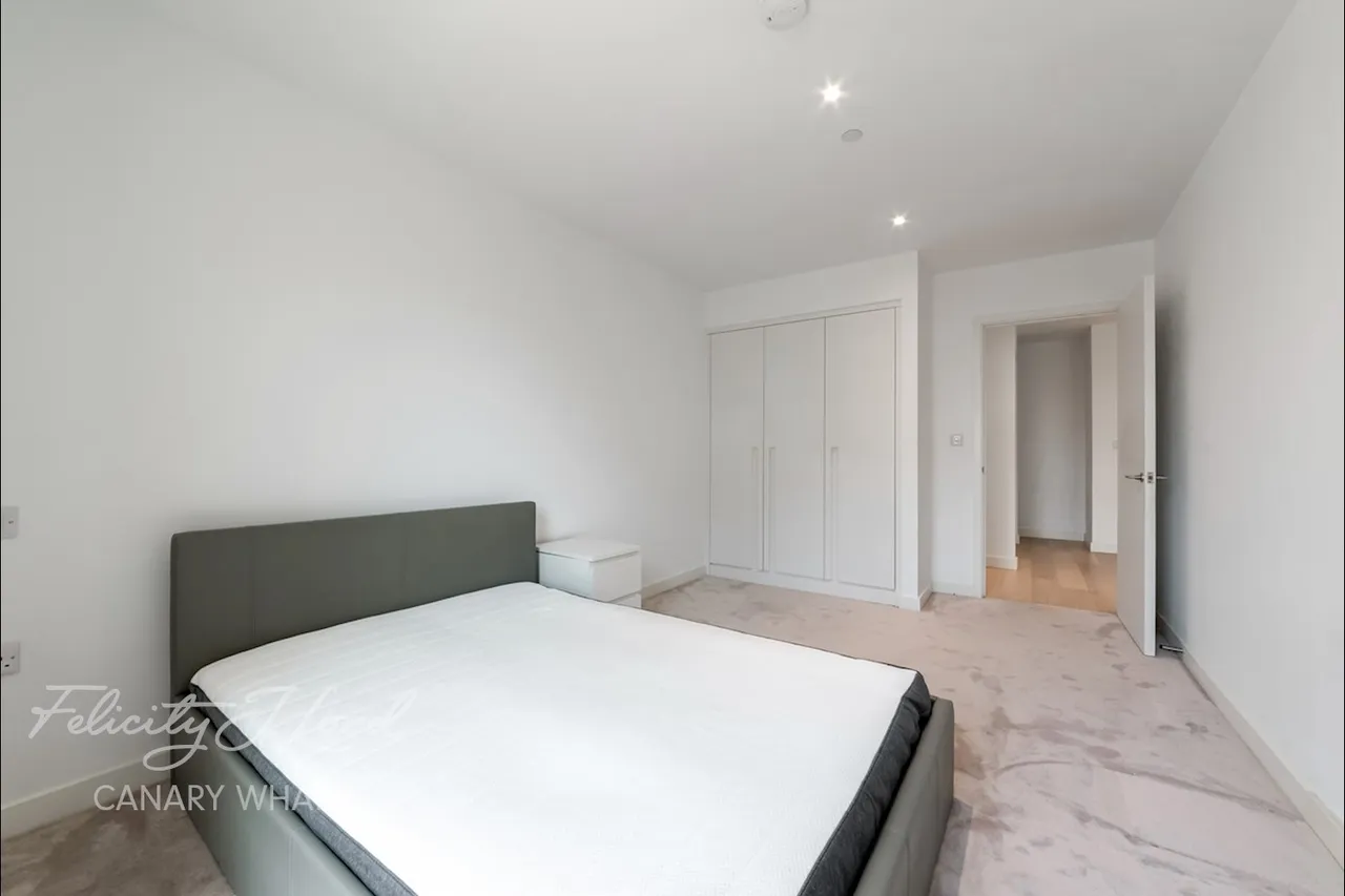 Royal Crest Avenue, London, E16, photo 10